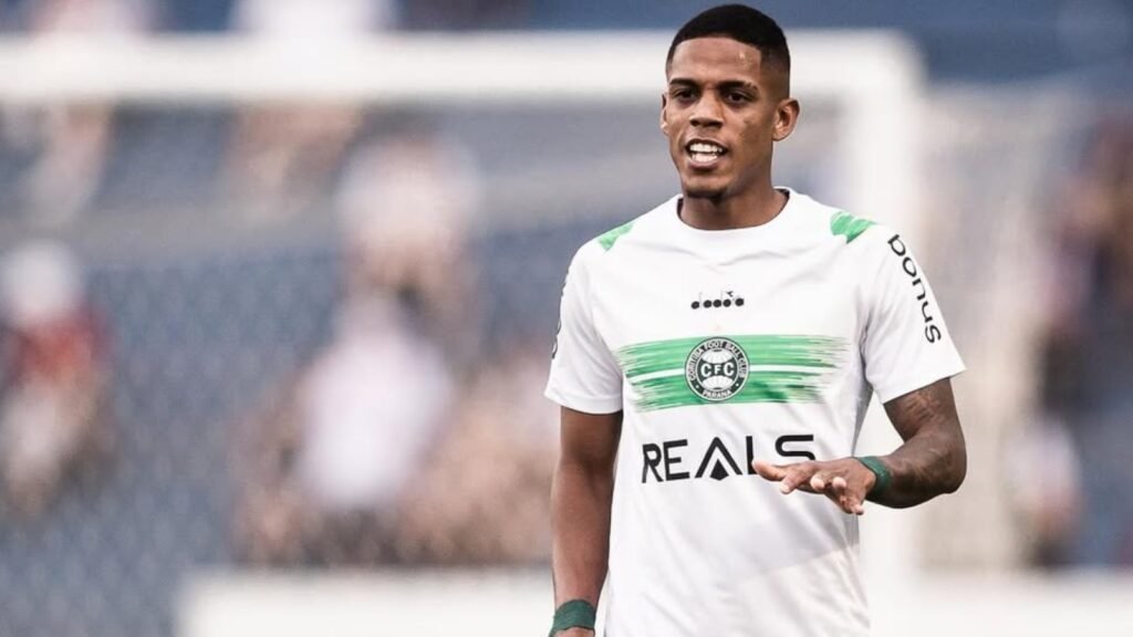 Rodrigo Gelado jogando pelo Coritiba