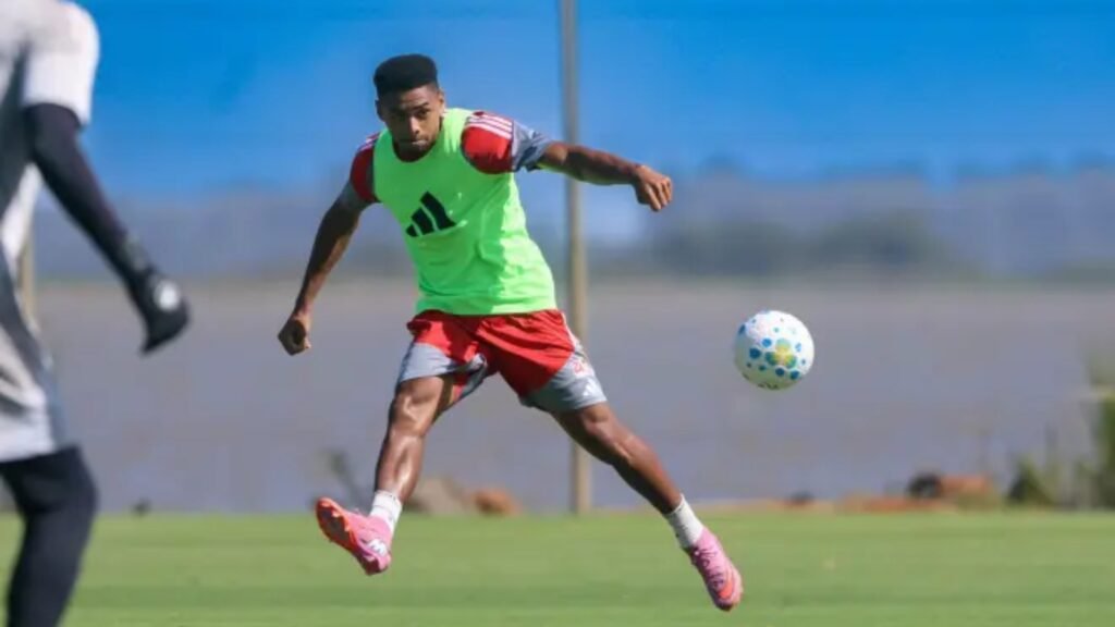 Victor Gabriel durante treinamento do Internacional no CT Parque Gigante