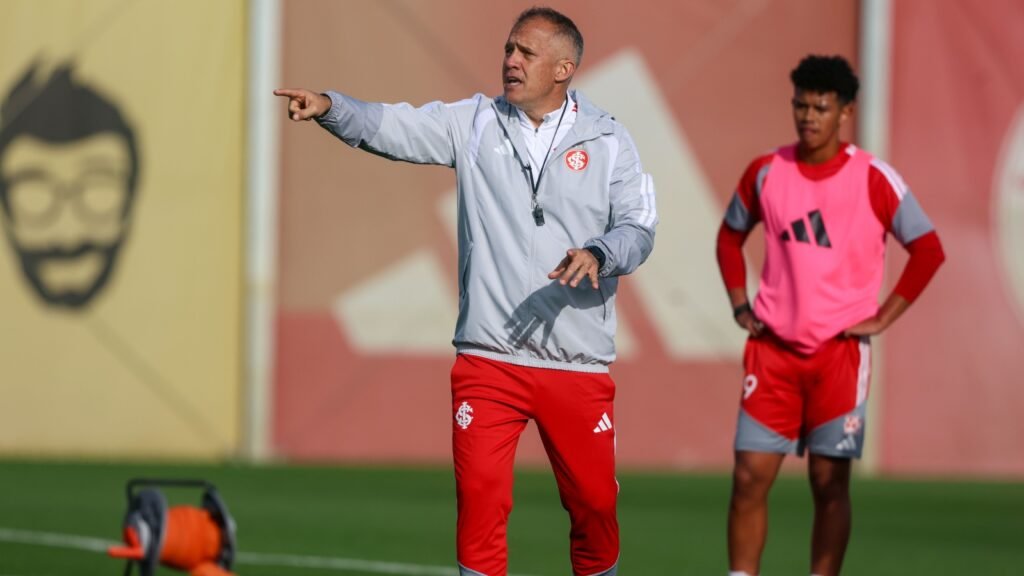 Eduardo Baptista comanda treinamento do Internacional no CT Parque Gigante.