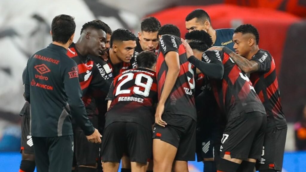 Elenco do Athletico-PR durante partida na temporada de 2026
