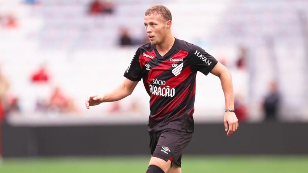 Athletico-PR aposta em jovem e sequência chama atenção