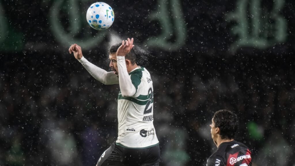 Coritiba empata com Athletico-PR em casa