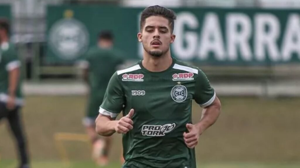 Yan Couto durante treino no Coritiba.