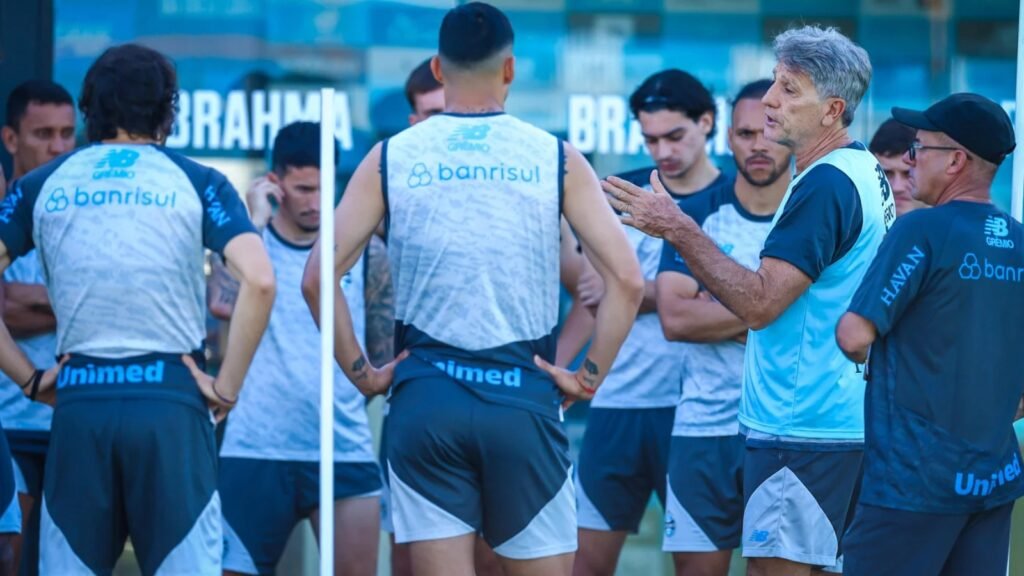 Renato Portaluppi orienta jogadores do Grêmio durante treinamento no CT Luiz Carvalho