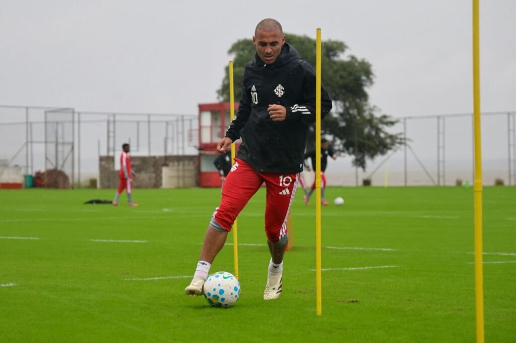 Alan Patrick treinando com a equipe.