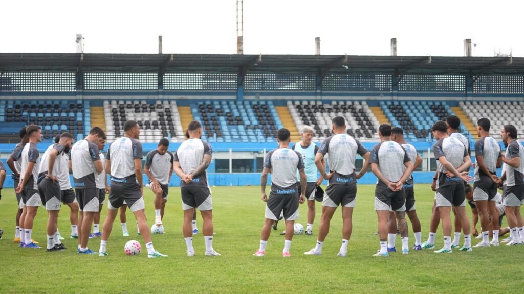 Jogadores do Grêmio treinam em Belém antes da partida contra o Remo