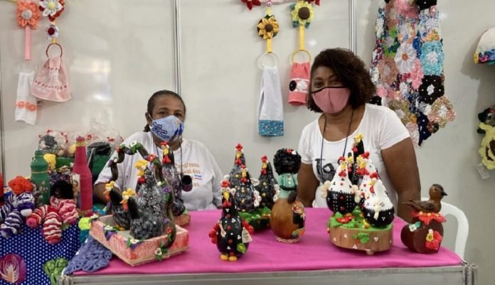 Artesãs expõem na Praça Jerônimo Monteiro alternativas para presentes de Natal