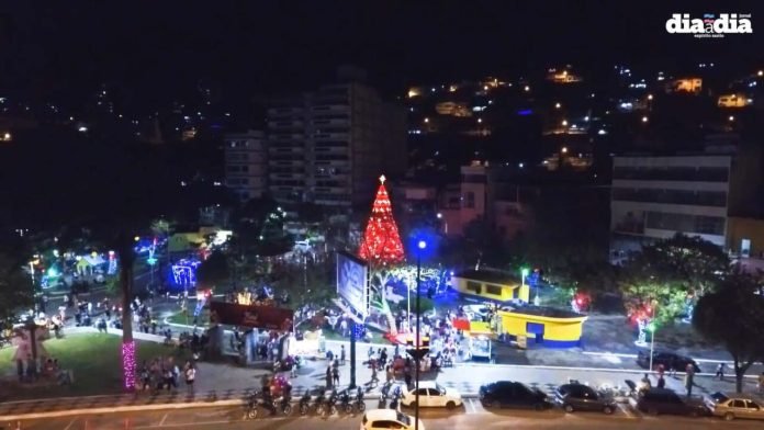 Assista. Papai Noel, neve e árvore gigante na inauguração do Natal de Cachoeiro