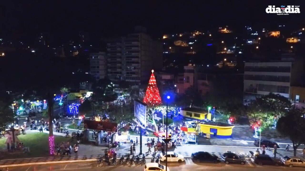 Assista. Papai Noel, neve e árvore gigante na inauguração do Natal de Cachoeiro