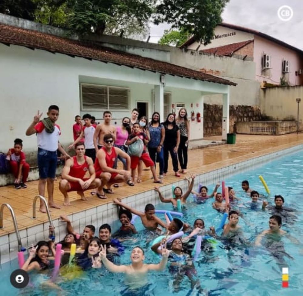 Bombeiros acompanham estudantes em piscina e orientam sobre afogamentos