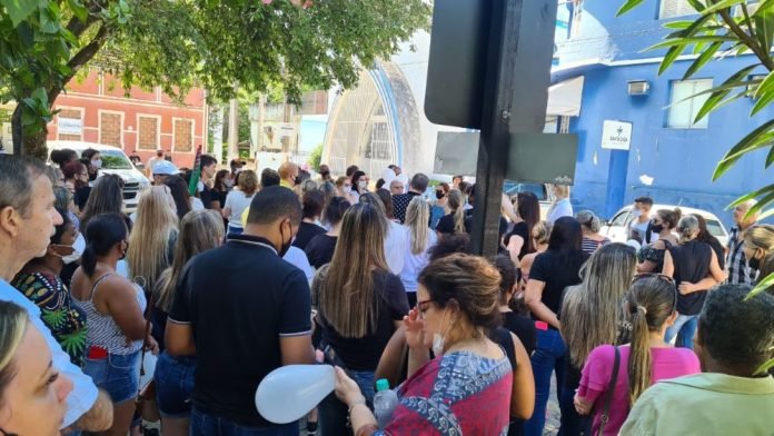 Demitidos e moradores se manifestam contra fechamento da Santa Casa de Castelo