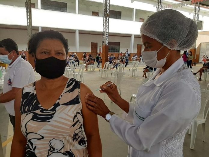 Espírito Santo é o estado com maior cobertura de terceira dose em idosos