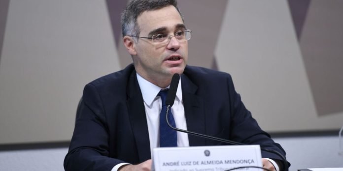 Plenário do Senado aprova indicação de André Mendonça ao STF