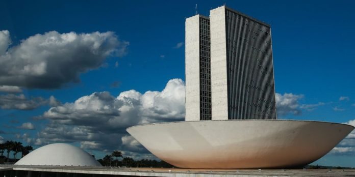 Reajuste a forças federais de segurança depende de cortes