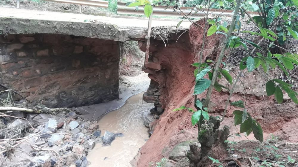 Proprietário rural diz que ponte de acesso a distritos de Mimoso corre risco de cair