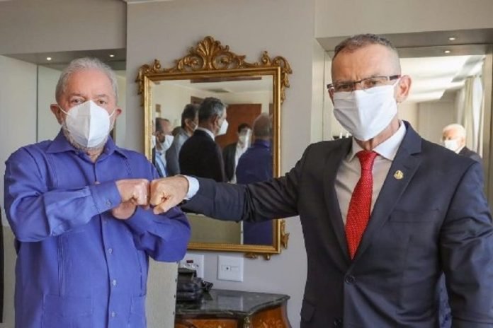 Senador Fabiano Contarato se filia ao PT