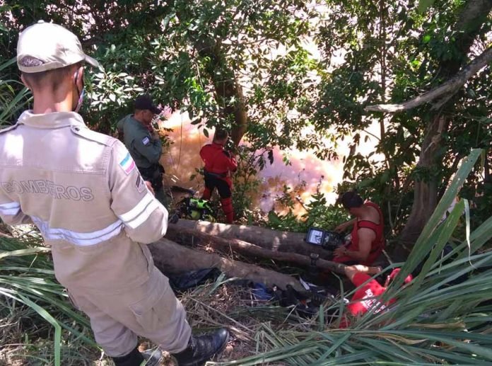Vídeos. Bombeiros encontram corpo de jovem que caiu dentro de rio no Sul