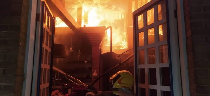 Residencia-pega-fogo-em-Marataizes-1024x471 Marataízes: Residência pega fogo e uma pessoa é salva pelos bombeiros