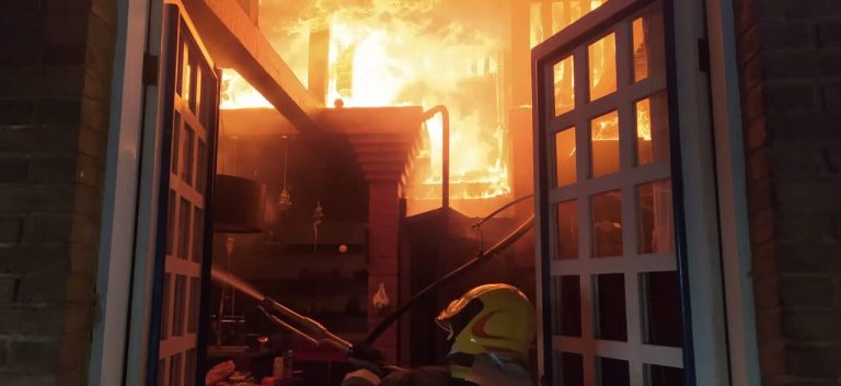 Residencia-pega-fogo-em-Marataizes-1024x471 Marataízes: Residência pega fogo e uma pessoa é salva pelos bombeiros