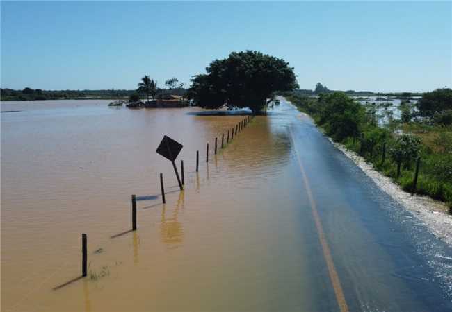 Defesa Civil interdita Rodovia do Penedo por causa da elevação do nível do rio em Itapemirim