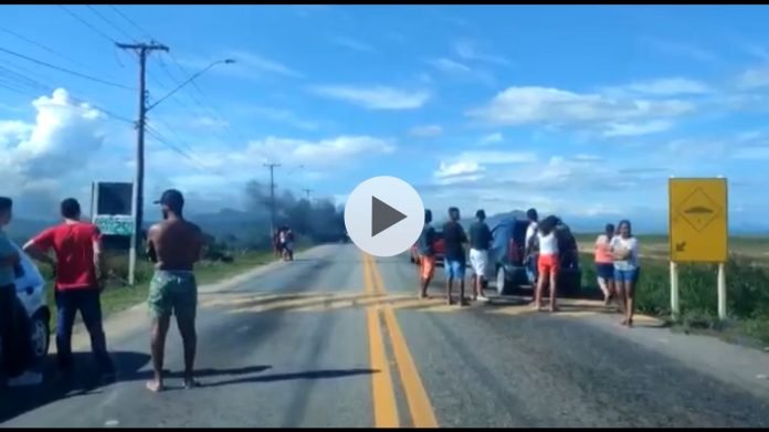 ACIDENTE GRAVE: Carro incendeia após acidente entre Pontal e Itaóca em Marataízes
