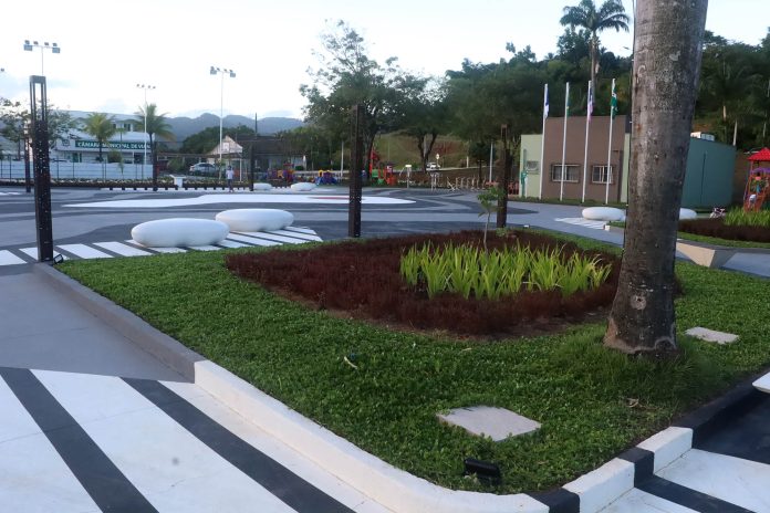 Governo do Estado entrega reforma e revitalização de praça em Viana Sede