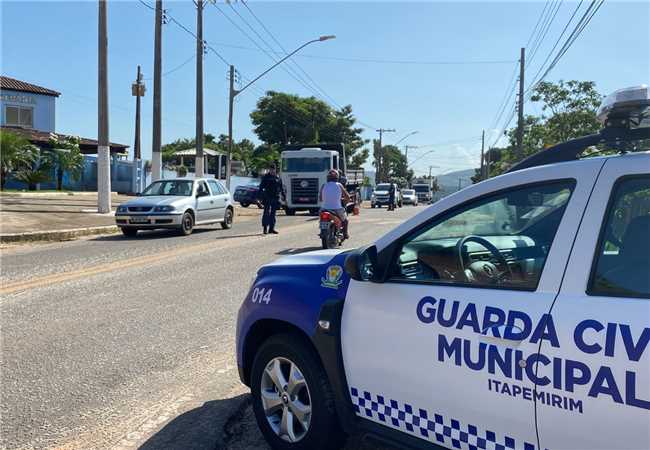 Guarda Municipal faz blitz educativa para orientações de turistas em Itapemirim