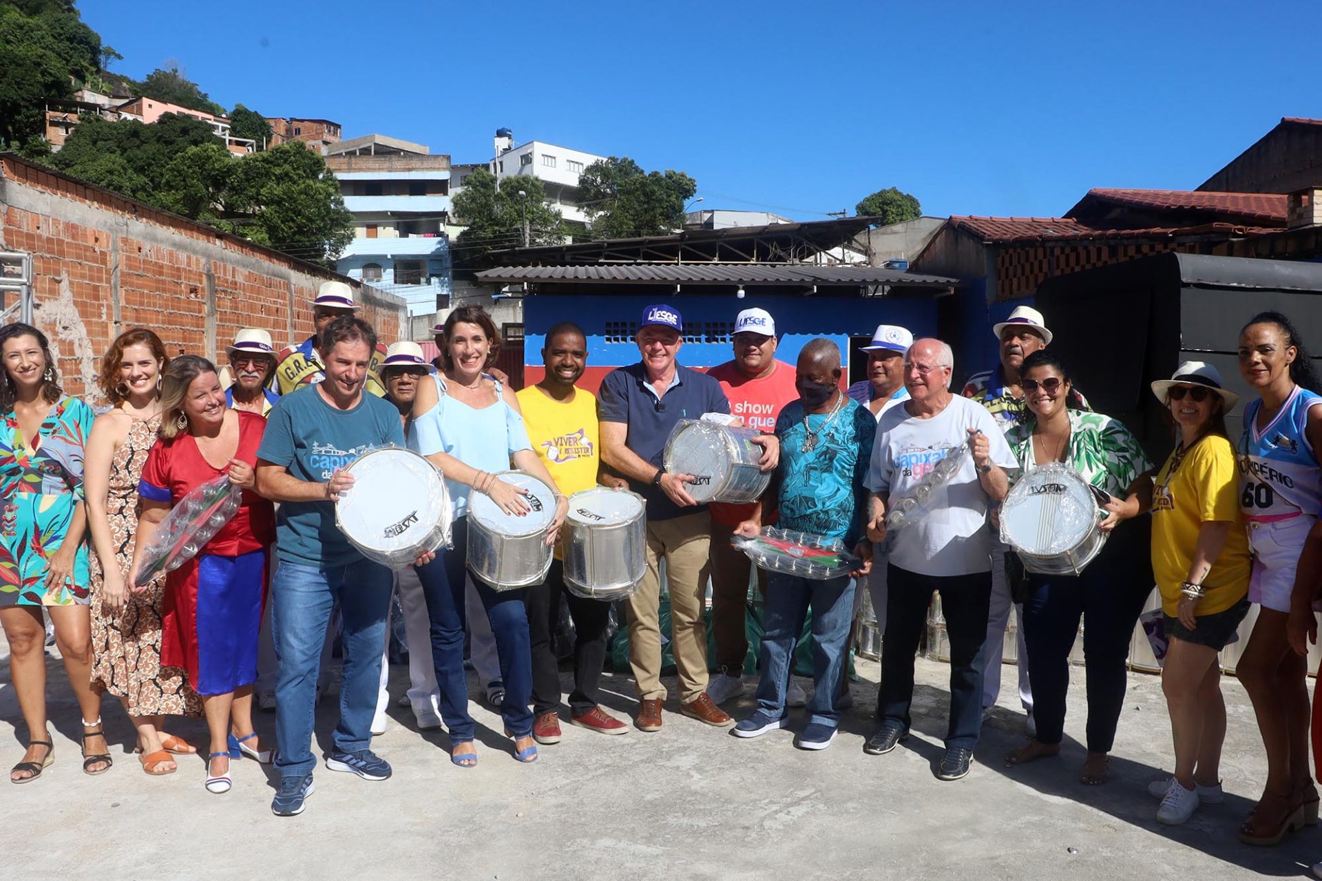 Governo do Estado participa de entrega de instrumentos musicais para escolas de samba