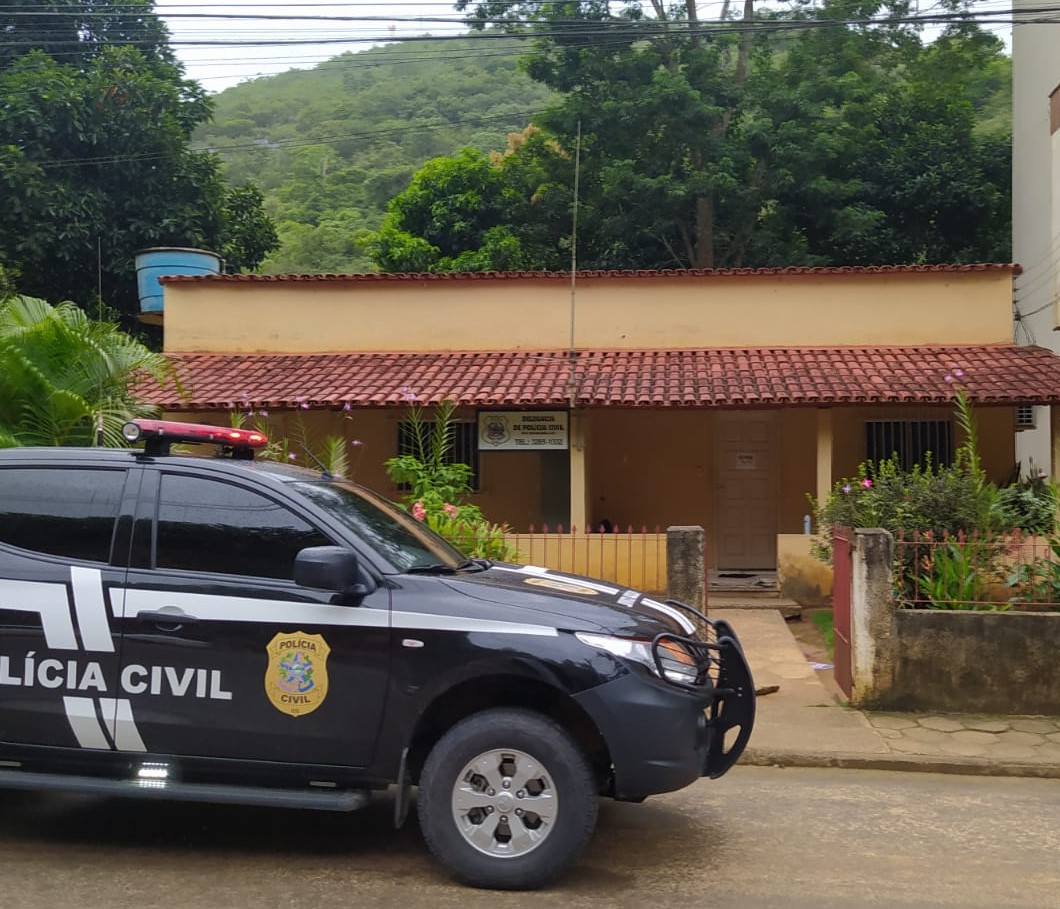 Policiais civis de Rio Bananal prendem homem durante audiência 