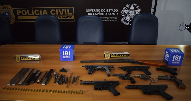 Denarc prende suspeito de atuar como armeiro do tráfico e apreende armas e acessórios em Vila Velha