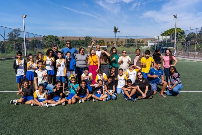 Alunos da E.M.E.I.E.F. Imburi plantam mudas de Ipê – News Marataízes
