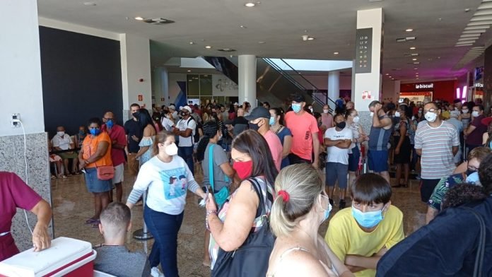 Espírito Santo aplica mais de 60 mil doses de vacinas Espírito Santo aplica mais de 60 mil doses de vacinas no Dia D