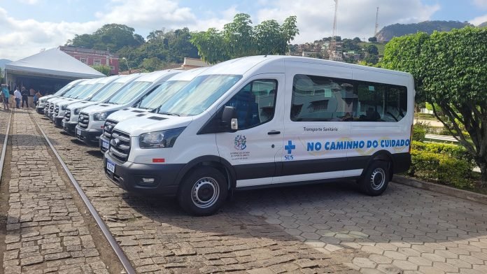 Governo entrega equipamentos e veículos de transporte sanitário para mais 10 municípios