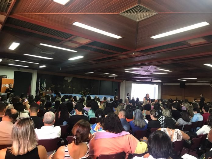Programa Criança Feliz de Marataízes recebe troféu em workshop