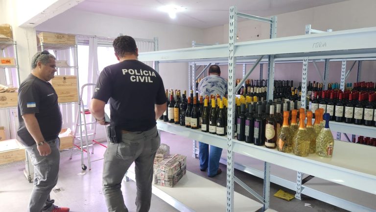 Decon apreende mais de 700 garrafas de vinhos irregulares em Vitória