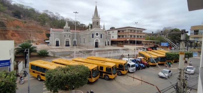 Sedu entrega dez novos ônibus escolares ao município de São Roque do Canaã