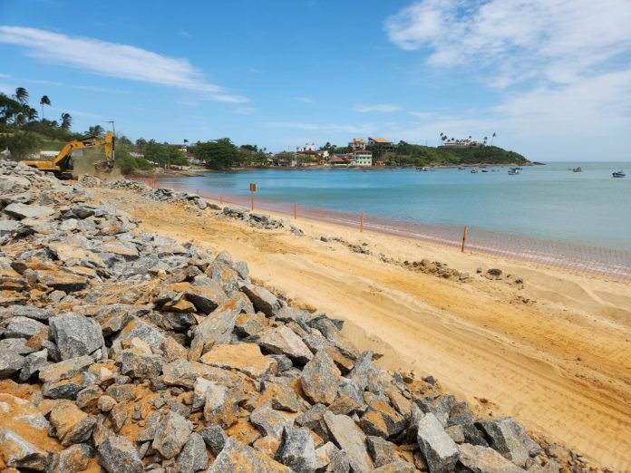 Governador visita obras de engordamento da Praia de Meaípe, em Guarapari