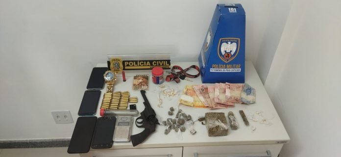 Policiais civis e militares apreendem arma, drogas e recuperam veículo com restrição em São Gabriel da Palha