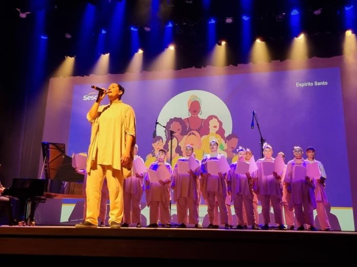 Coral Maria Marias emociona público no Teatro Glória