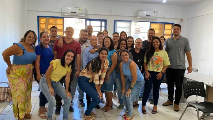  DENGUE É TEMA DE REUNIÃO ENTRE AS EQUIPES DA SAÚDE E DA EDUCAÇÃO