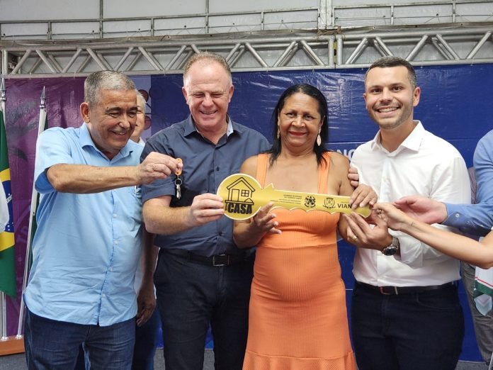 Governo entrega casas populares e anuncia novos investimentos em Viana