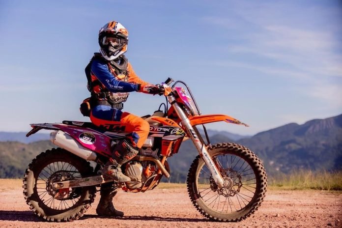 Na liderança, Késsia Tristão disputa última etapa do Campeonato Brasileiro de Enduro