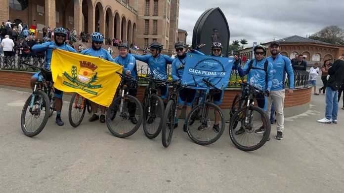 OLHA AÍ A BANDEIRA DE ITAPEMIRIM NA TERRA DA PADROEIRA DO BRASIL!!!