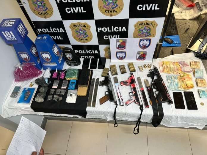 PCES e PMES detêm suspeitos em flagrante e apreendem submetralhadoras e munições