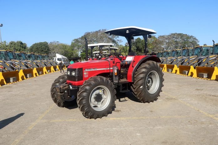 Governo do Estado entrega máquinas e equipamentos agrícolas para 41 municípios