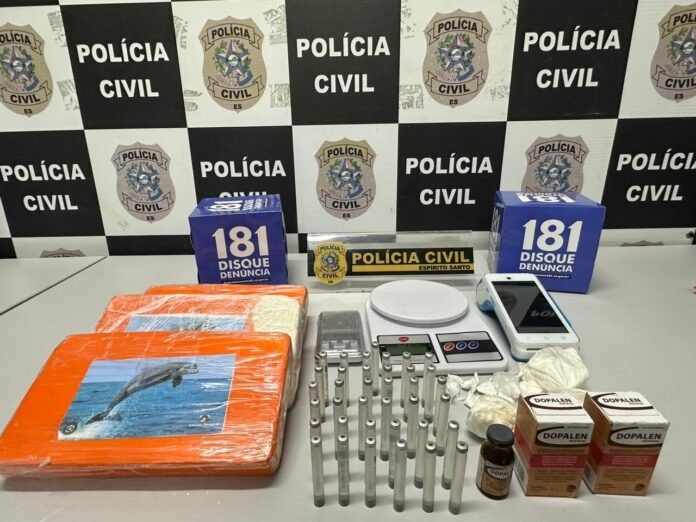 Denarc prende em Vitória homem que armazenava drogas em casa Denarc prende em Vitória homem que armazenava drogas em casa