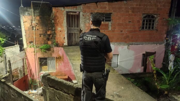 Polícia Civil realiza operação no Morro do Macaco e prende três envolvidos com facções criminosas