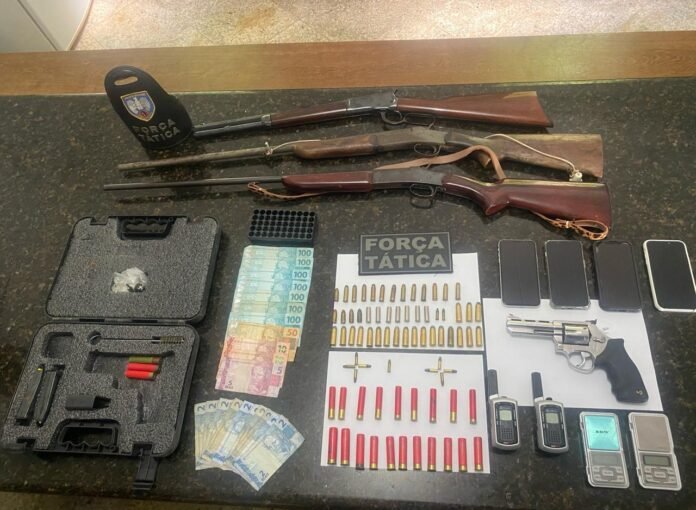 Operação conjunta resulta na detenção de três suspeitos e apreensão de armas e munições