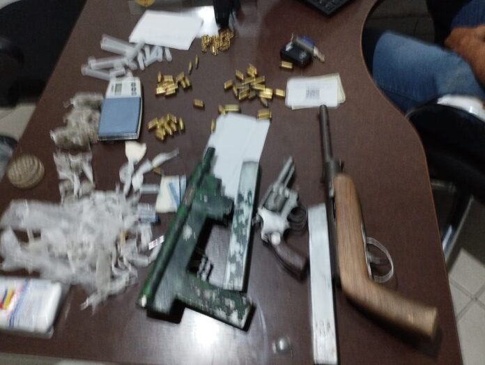 Polícia Civil prende suspeito que portava uma submetralhadora