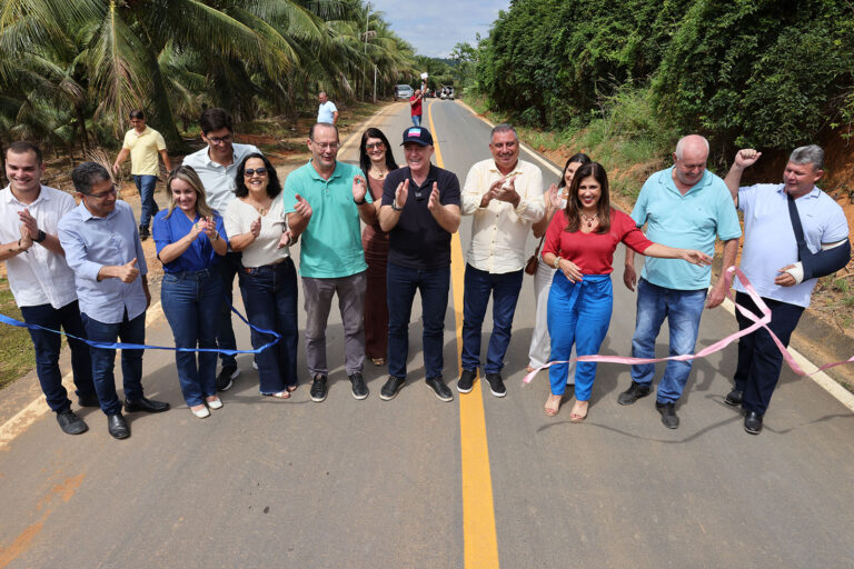 Governador inaugura obras e autoriza novos investimentos em Vila Valério